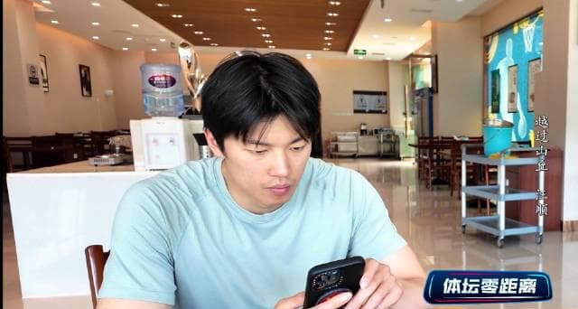 Olympic Swimmer Wang Shun's Unique Eating Habit: Letting His Phone 'Eat' First