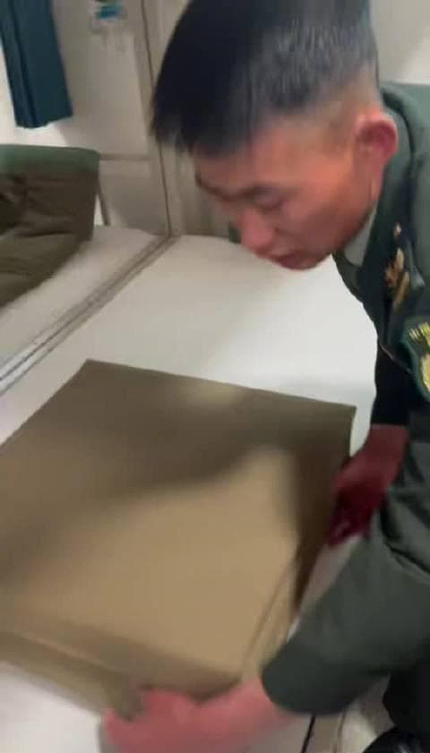 Olympic Champion Huang Yuting Learns the Art of Folding a 'Tofu Block' Blanket