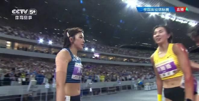 Wu Yanni Comforts Lin Yuwei After Fall at National Athletics Championships