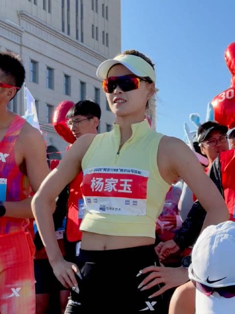 Olympic Champion Yang Jiayu Completes Half Marathon in Racewalking Style