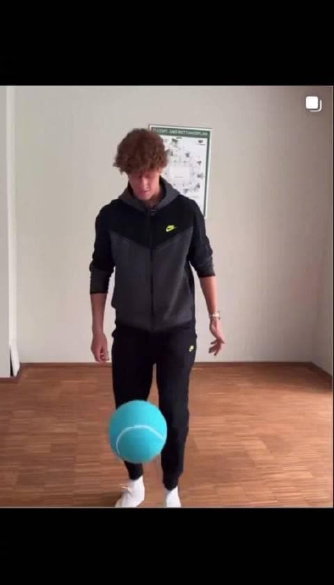 Sinner and Alcaraz: The New Rivalry Forged on Tennis Courts and Football Fields