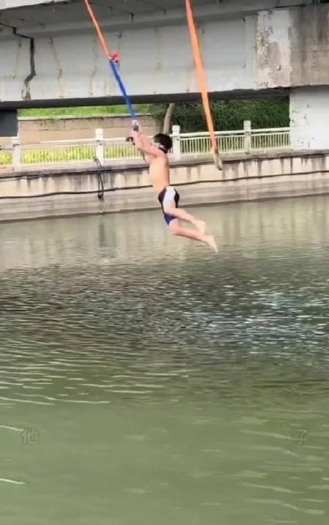 Shocking! 8-Year-Old 'Kid Brother' Swings Over River Like a Pro Gymnast – And Overseas Chinese Are Missing Out Due to Geo-Blocks!