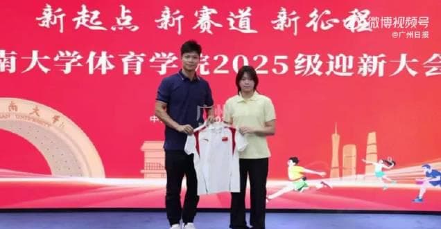 When I saw Quan Hongchan's campus photo, I suddenly remembered: The most anxious moment for us overseas Chinese isn't work pressure, but not being able to watch domestic shows smoothly