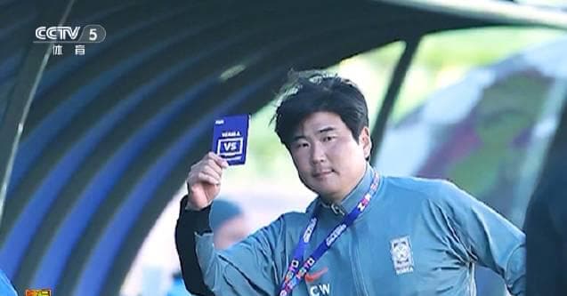 When I saw the 'green card' in football, I suddenly understood why overseas Chinese can't watch shows smoothly