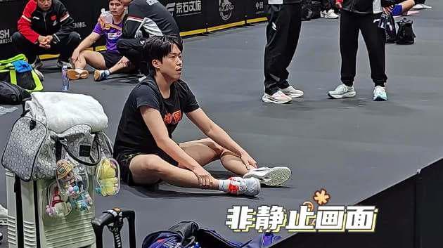 Wang Chuqin's Unique Pre-Match Routine: Meditation Meets Stretching