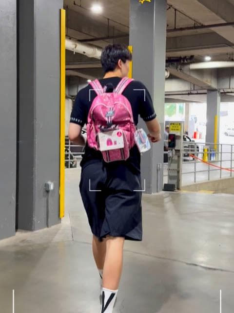 Yang Hansen's Pink Backpack Dance Delights Fans