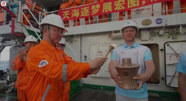 When I saw the deep-sea torch lighting ceremony, I suddenly understood why my cousin in Canada couldn't watch it