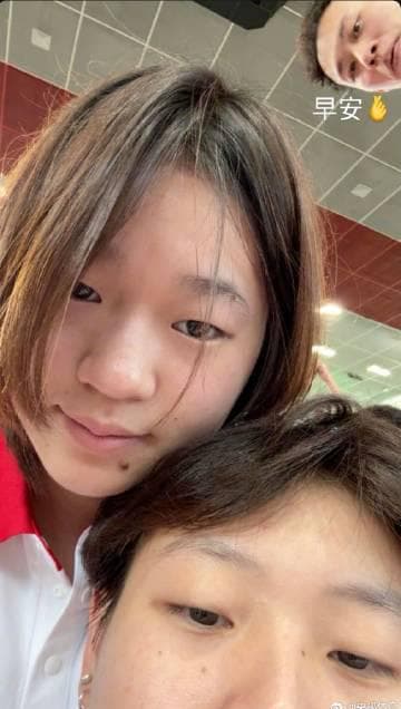 When I Saw Quan Hongchan's New Selfie with Her Teammates, I Realized Something About Growing Up