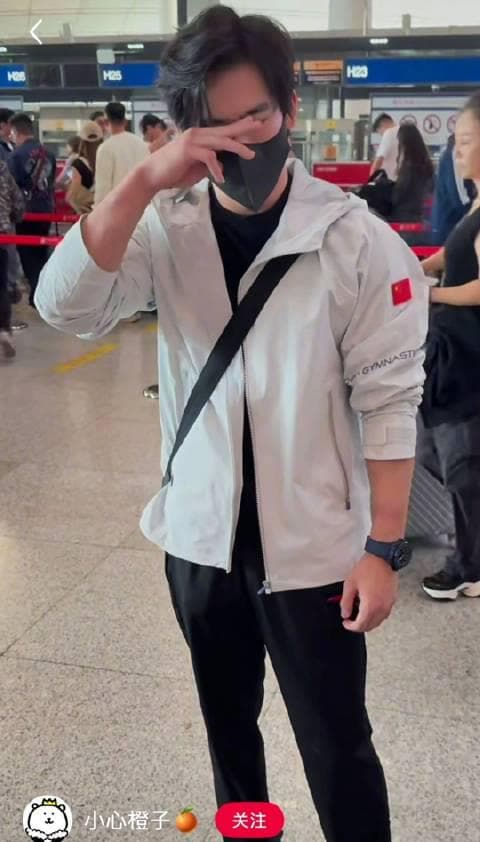 When I saw Zhang Boheng doing eye exercises at the airport, I suddenly remembered my high school days