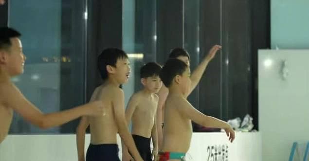 When Olympic Champion Jiao Liuyang Teaches Kids to Swim, I Realized: This Is What True Sports Spirit Looks Like