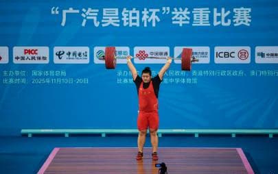 When I saw Li Yan's winning lift, I suddenly remembered my cousin's old weightlifting gloves
