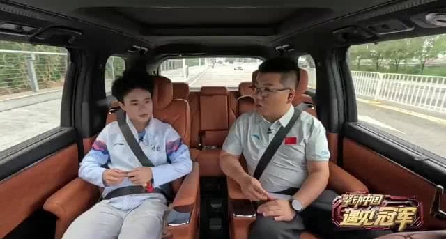 The Three Gold Medals of Weightlifting Champion Hou Zhihui: A Journey of Perseverance