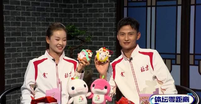 Yang Jiayu and Husband-Coach Wei Xinmeng Share Heartwarming Moment on Podium