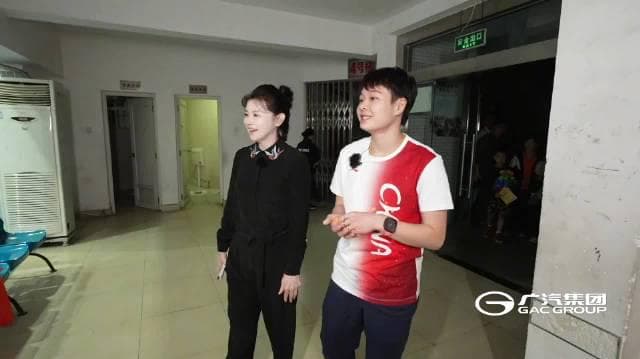 When the diving champion returned to her childhood school, I suddenly remembered: the days without phones were actually our golden years