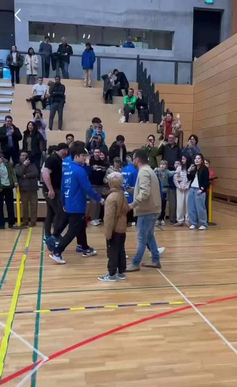 Fan Zhendong's Heartwarming Gesture: A Patient Photo with a Young Fan