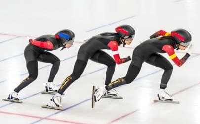 刷到速滑队冬奥名单时，我正卡在海外追剧的加载圈里——原来有些‘限制’，我们和运动员都在闯